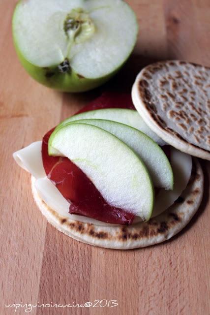 Piadinette con carpaccio affumicato al limone, provola e mela verde