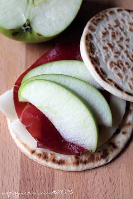 Piadinette con carpaccio affumicato al limone, provola e mela verde