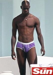 Mario Balotelli in spiaggia