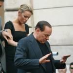Francesca Pascale “Lady” Berlusconi: lui si mostra, lei sempre dietro