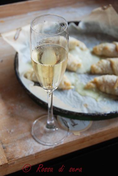 Aperitivo sbrigativo con cornettini Tuma al tartufo e speck