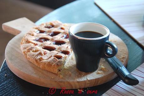 Crostata con la confettura cremosa di fragole