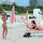 Logan Fazio, la paparazza “paparazzata” mentre fotografa Claudia Romani