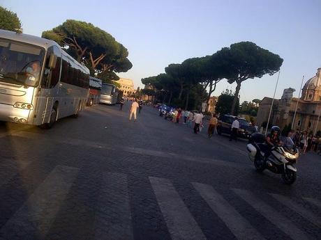Larghe intese. Ecco a cosa è servita la pedonalizzazione dei Fori: a creare un mega parking abusivo per i bus dell'esercito di Sivlio Berlusconi