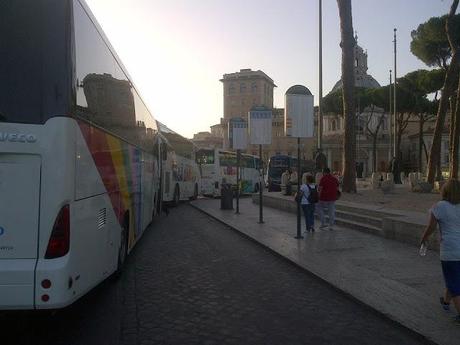 Larghe intese. Ecco a cosa è servita la pedonalizzazione dei Fori: a creare un mega parking abusivo per i bus dell'esercito di Sivlio Berlusconi