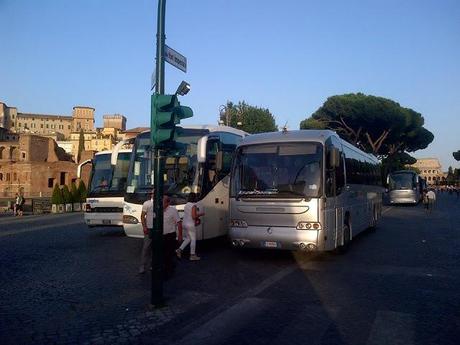Larghe intese. Ecco a cosa è servita la pedonalizzazione dei Fori: a creare un mega parking abusivo per i bus dell'esercito di Sivlio Berlusconi