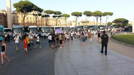 Larghe intese. Ecco a cosa è servita la pedonalizzazione dei Fori: a creare un mega parking abusivo per i bus dell'esercito di Sivlio Berlusconi