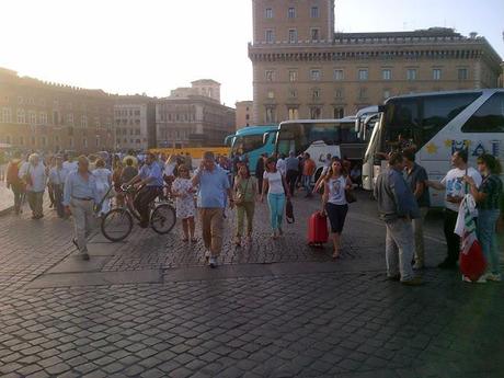 Larghe intese. Ecco a cosa è servita la pedonalizzazione dei Fori: a creare un mega parking abusivo per i bus dell'esercito di Sivlio Berlusconi