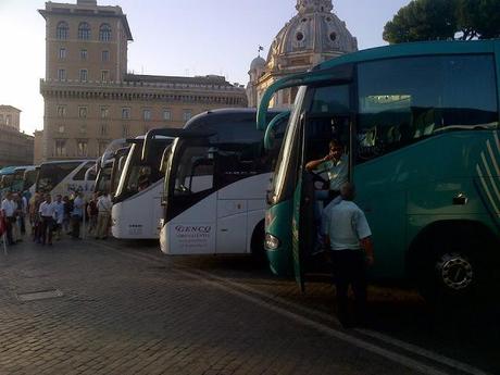 Larghe intese. Ecco a cosa è servita la pedonalizzazione dei Fori: a creare un mega parking abusivo per i bus dell'esercito di Sivlio Berlusconi