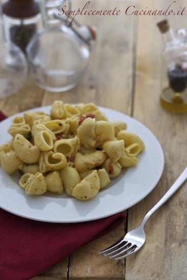 Pasta fredda in salsa di uova e pinoli - Semplicemente Cucinando