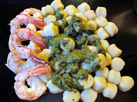 Gnocchi di patate con pesto e gamberi