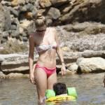 Doutzen Kroes & Family Enjoy A Day On The Beach In Ibiza La top model Doutzen Kroes in vacanza ad Ibiza04