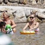 Doutzen Kroes & Family Enjoy A Day On The Beach In Ibiza La top model Doutzen Kroes in vacanza ad Ibiza11