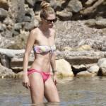 Doutzen Kroes & Family Enjoy A Day On The Beach In Ibiza La top model Doutzen Kroes in vacanza ad Ibiza05