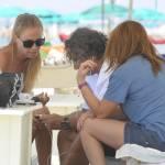 Federica Panicucci gioca in acqua con i figli a Forte dei Marmi 03