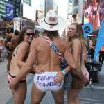 New York, sfilata in boxer e reggiseno a Times Square01