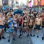 New York, sfilata in boxer e reggiseno a Times Square08