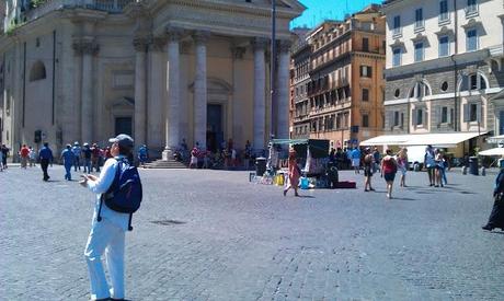 Sempre più orrore a Piazza del Popolo. Va benissimo continuare a togliere di mezzo le auto, ma contestualmente vanno fatte sparire queste mostruosità