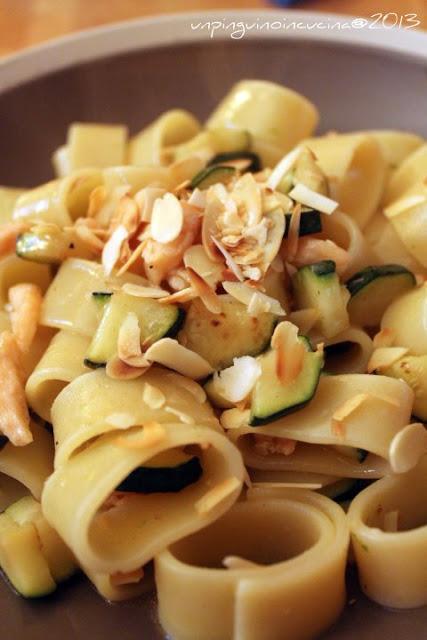 Calamarata con salmone affumicato, zucchine e lime