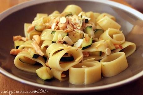 Calamarata con salmone affumicato, zucchine e lime