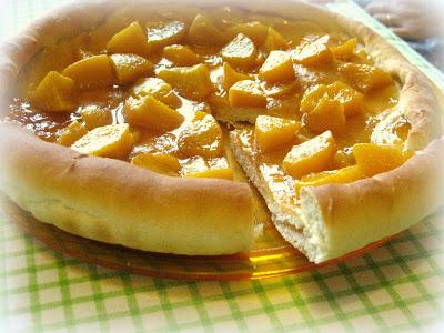 PIZZA DOLCE CON PESCHE SCIROPPATE