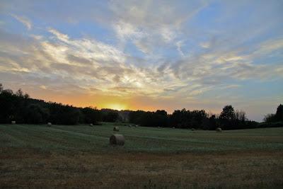 la campagna che si tinge al tramonto