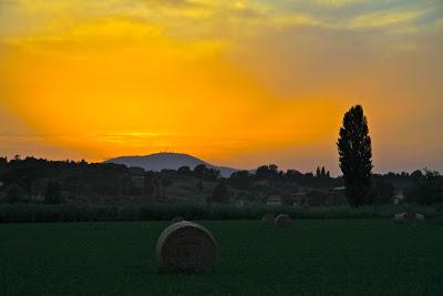 la campagna che si tinge al tramonto