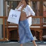 Elisabetta Canalis fa shopping in bikini a Capri