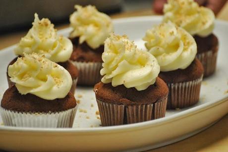 Cupcakes al cacao con glassa al burro e granella di nocciola