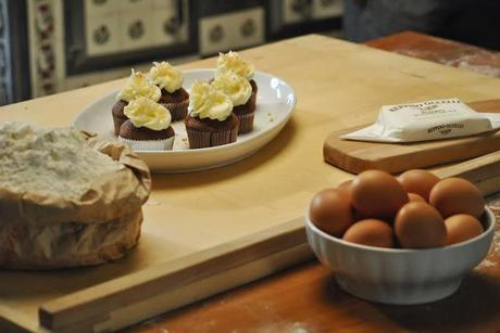 Cupcakes al cacao con glassa al burro e granella di nocciola