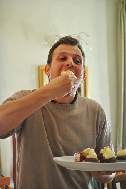 Cupcakes al cacao con glassa al burro e granella di nocciola