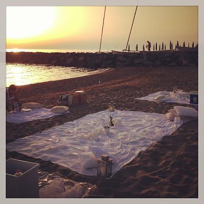 Picnic in bianco sulla spiaggia..per augurarvi buone vacanze!