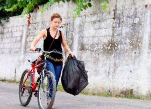 Ela quere limpar o mundo OVVERO buone vacanze a impatto 1