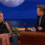 Sharon Stone accavalla le gambe 21 anni dopo Basic Instinct (video)