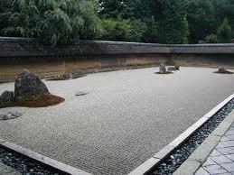 Una visione parziale del più celebre giardino zen di Kyoto, il Ryoanji