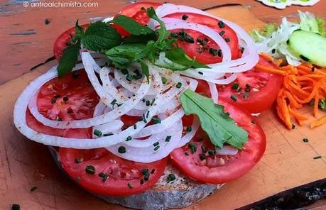 Pane Nero con Burro di Malga, Pomodori e Cipolle