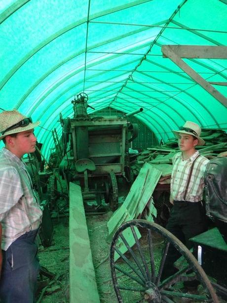 Giovani Mennoniti nel capanno degli attrezzi.