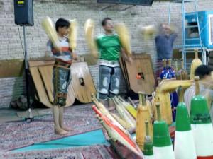 Roteando i mils, sullo sfondo, i sang