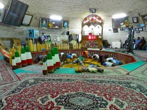 Zurkhaneh, catene a destra, mils a sinistra