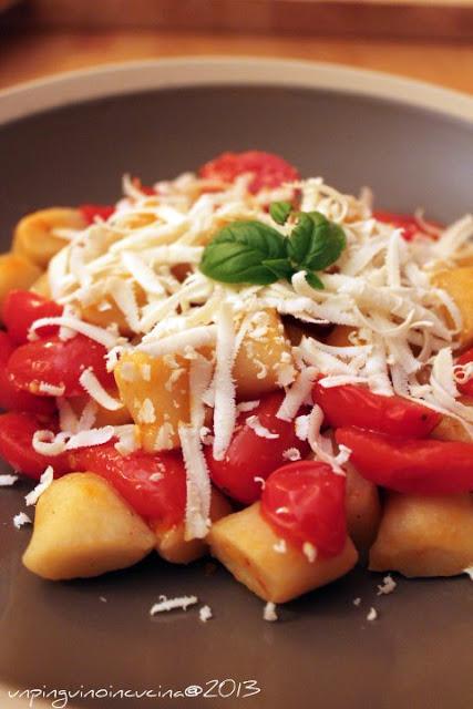 Gnocchetti all'acqua con pomodorini e basilico