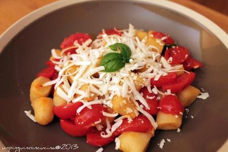 Gnocchetti all'acqua con pomodorini e basilico