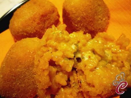 Arancini di riso bianchi al pistacchio: la necessità che dà forma e asseconda un capriccio