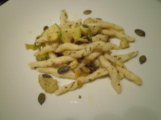 Insalata di Strozzapreti alle zucchine e menta