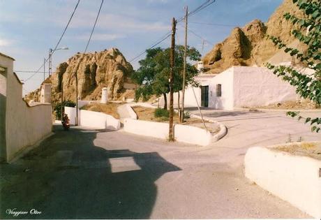 Il quartiere delle case in tufo a Guadix