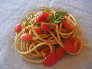 Bucatini con pachino pangrattato tostato e paprika