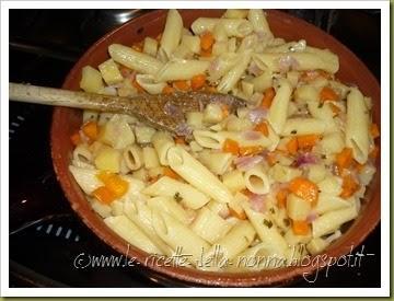 Penne con patate, carote, cipolla, erba cipollina e peperoncino fresco (5) Penne con patate, carote, cipolla, erba cipollina e peperoncino fresco (5)