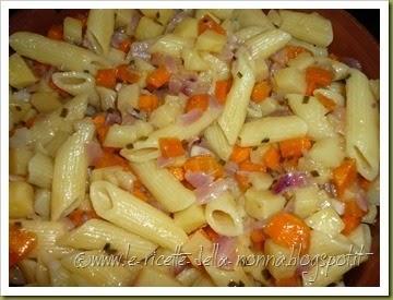 Penne con patate, carote, cipolla, erba cipollina e peperoncino fresco (4) Penne con patate, carote, cipolla, erba cipollina e peperoncino fresco (4)