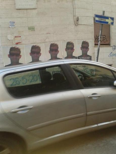 Secondo voi anche a New York, a Madrid, a Berlino o a Parigi se muore qualcuno i suoi amici sono autorizzati a imbrattare tutto il quartiere con manifesti pirata di saluto?