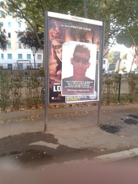 Secondo voi anche a New York, a Madrid, a Berlino o a Parigi se muore qualcuno i suoi amici sono autorizzati a imbrattare tutto il quartiere con manifesti pirata di saluto?