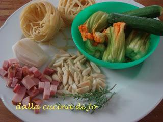 Tagliolini, zucchine col fiore, cotto, mandorle e timo